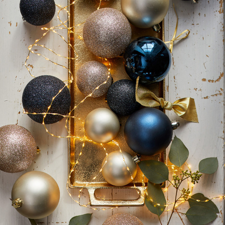 Kerstversiering kunststof kerstballen 6-8-10 cm met sterren slingers pakket donkerblauw 28x stuks