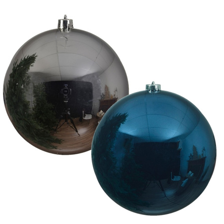 2x stuks grote kerstballen van 20 cm glans van kunststof blauw en zilver