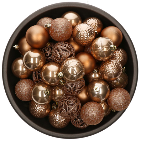 Kunststof kerstballen 37x stuks camel bruin 6 cm en kralenslinger goud