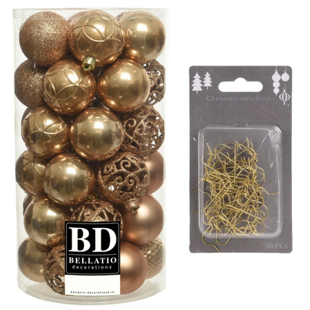 37x stuks kunststof kerstballen camel bruin 6 cm inclusief gouden kerstboomhaakjes
