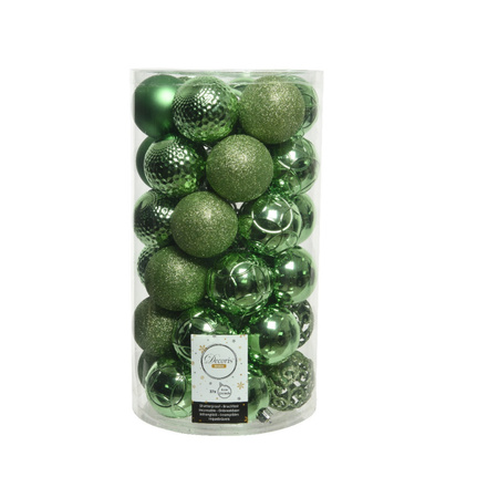 Kunststof kerstballen 74x stuks wol wit en groen 6 cm