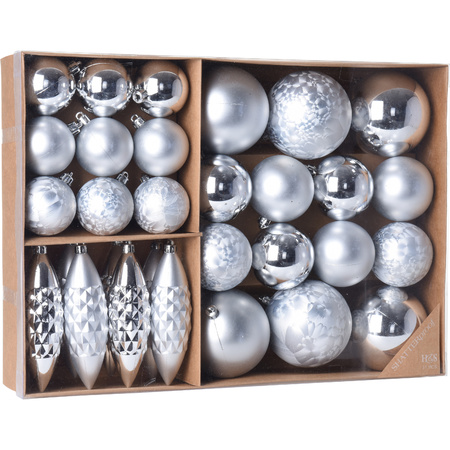 Kerstballen/ornamenten pakket 31x zilver kunststof mix incl. 50x ophanghaakjes