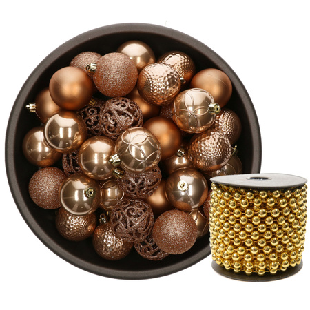 Kunststof kerstballen 37x stuks camel bruin 6 cm en kralenslinger goud